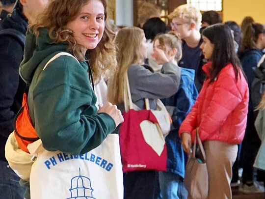 Studentin steht im Flur der Alten PH.