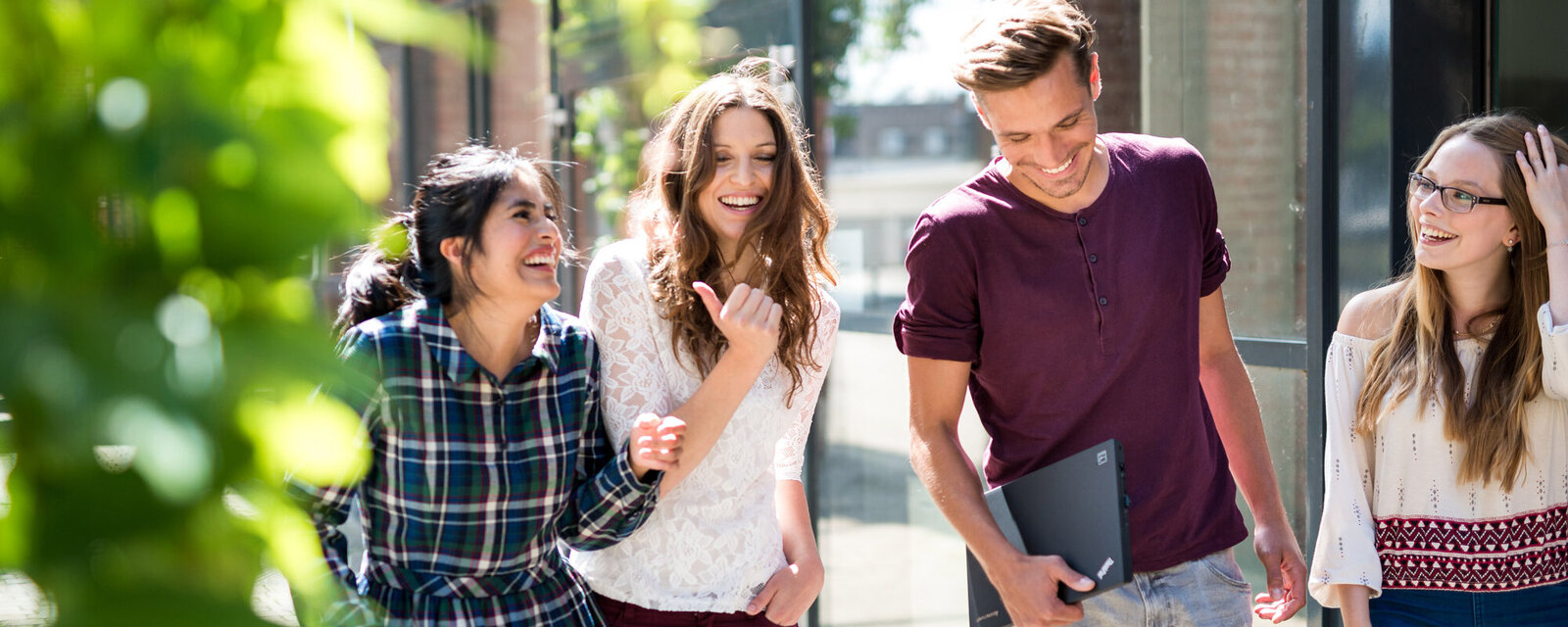 Ein Mann und drei Frauen unterhalten sich