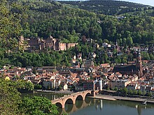 Das Foto zeigt den Blick vom Philosophenweg auf das Heidelberger Schloss und die Alte Brücke 
