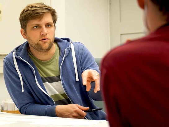 David Dörrer interviewt eine Bildungsfachkraft.