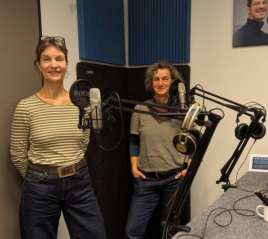 Zu sehen sind Prof. Dr. Angela Häußler und Prof. Dr. Katja Schneider im Podcast-Studio der PH Heidelberg.