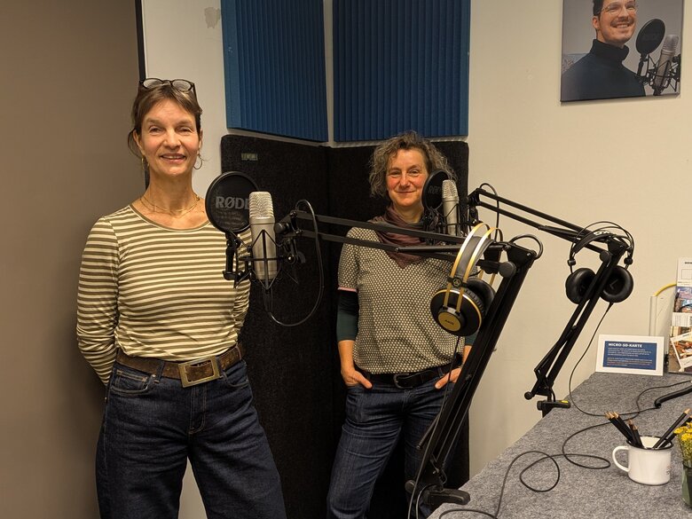 Zu sehen sind Prof. Dr. Angela Häußler und Prof. Dr. Katja Schneider im Podcast-Studio der PH Heidelberg.