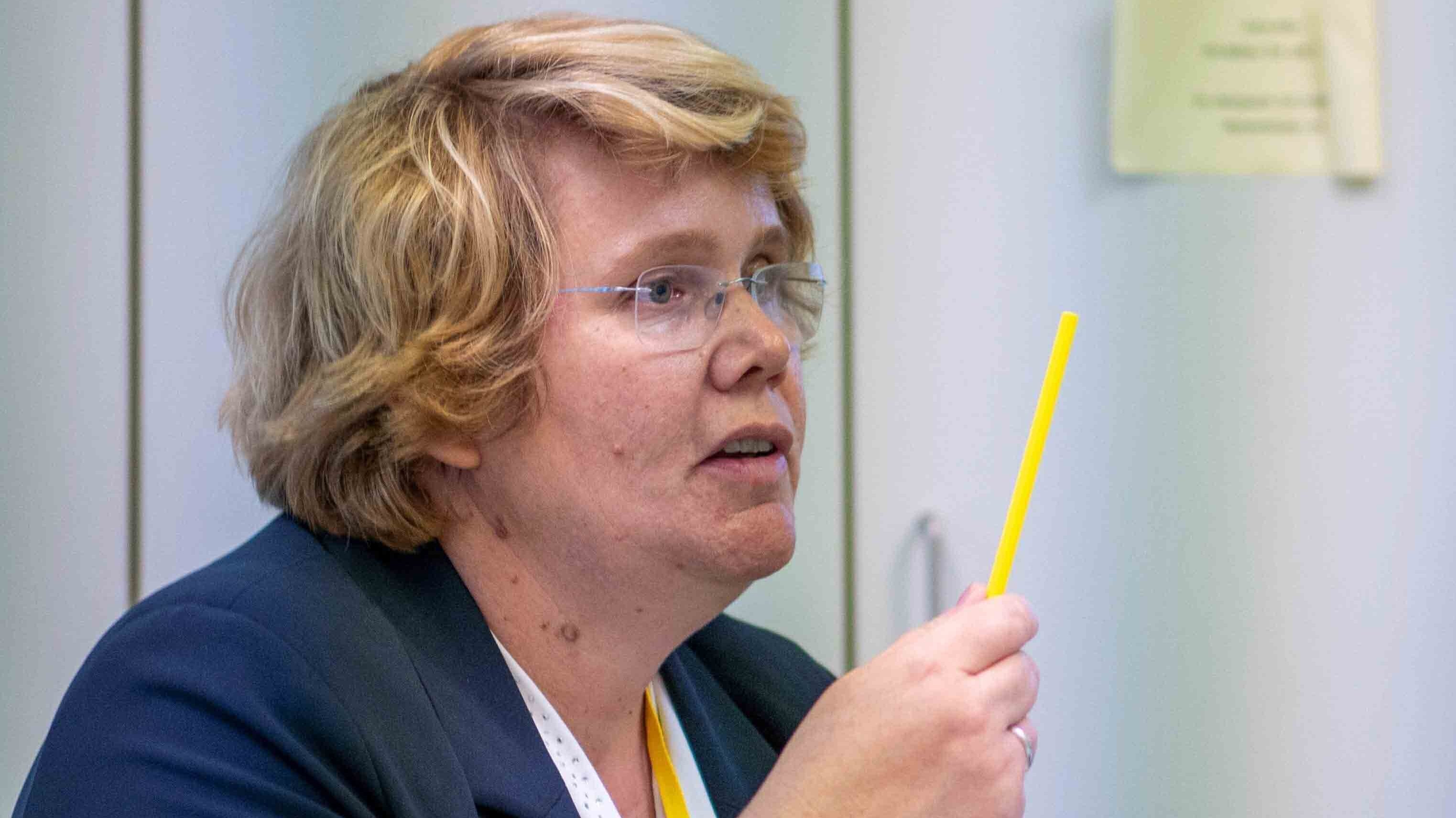 Prof. Dr. Karin Terfloth kommentiert einen Tagungsbeitrag. Sie hält einen Stift in der Hand.