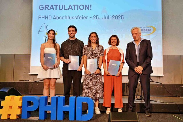 Gruppenbild der Preisträger:innen des Höchstetter-Preis 2025 mit Prorektor Dammer