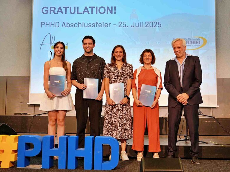 Gruppenbild der Preisträger:innen des Höchstetter-Preis 2025 mit Prorektor Dammer