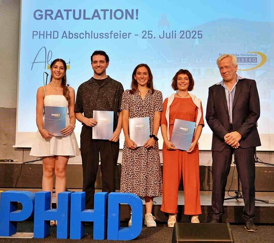 Gruppenbild der Preisträger:innen des Höchstetter-Preis 2025 mit Prorektor Dammer