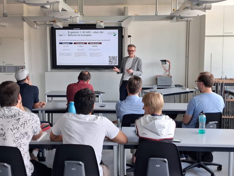 Prof. Dr. Jochen Kuhn spricht im Rahmen der Ringvorlesung "Physikdidaktik im Dialog“. Aufgenommen wurde das Foto in einem Seminarraum der Pädagogischen Hochschule Heidelberg. 