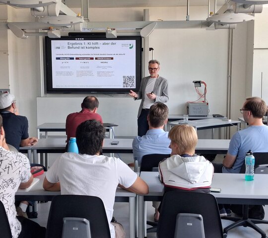 Prof. Dr. Jochen Kuhn spricht im Rahmen der Ringvorlesung "Physikdidaktik im Dialog“. Aufgenommen wurde das Foto in einem Seminarraum der Pädagogischen Hochschule Heidelberg. 