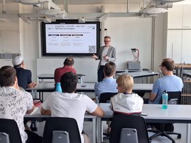 Prof. Dr. Jochen Kuhn spricht im Rahmen der Ringvorlesung "Physikdidaktik im Dialog“. Aufgenommen wurde das Foto in einem Seminarraum der Pädagogischen Hochschule Heidelberg. 