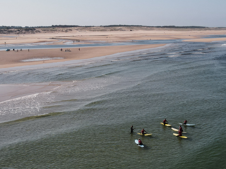 Gruppe von Surfen warten auf Welle