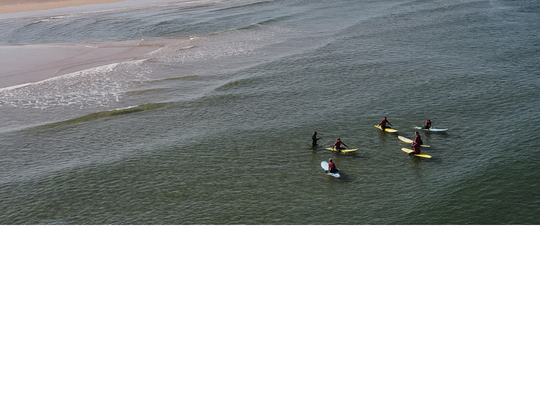 Gruppe von Surfen warten auf Welle