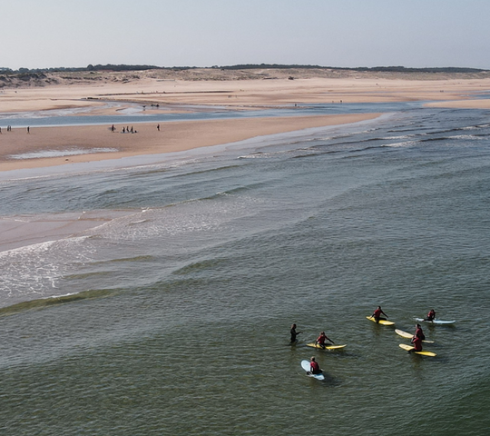 Gruppe von Surfen warten auf Welle