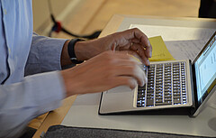 Das Symbolbild zeigt zwei Männerhände, die am Laptop schreiben. Copyright: PH Heidelberg