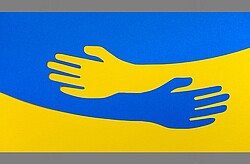 Hände in einer ukraine Flagge