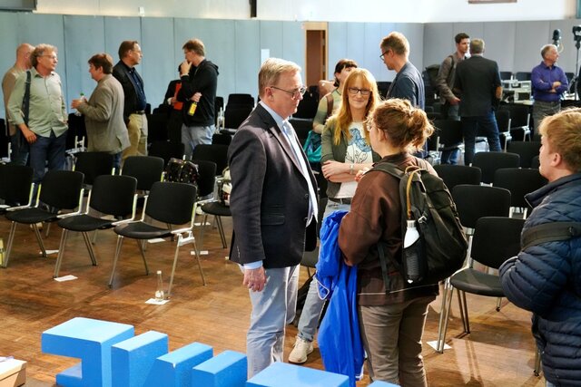 Zu sehen ist Bodo Ramelow in einer Unterhaltung mit Zuschauer:innen.