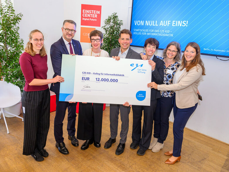Gruppenfoto mit Scheck bei der Eröffnung des CZS KID Promotionskollegs in Berlin