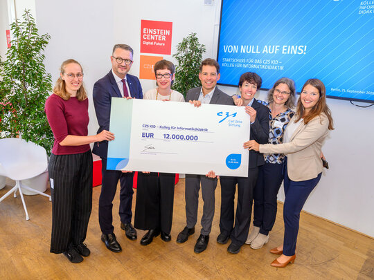 Gruppenfoto mit Scheck bei der Eröffnung des CZS KID Promotionskollegs in Berlin