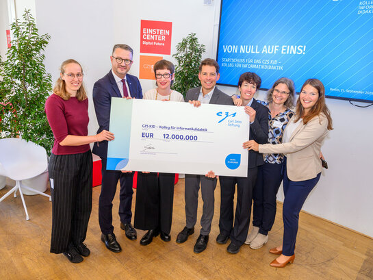 Gruppenfoto mit Scheck bei der Eröffnung des CZS KID Promotionskollegs in Berlin