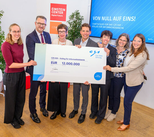 Gruppenfoto mit Scheck bei der Eröffnung des CZS KID Promotionskollegs in Berlin