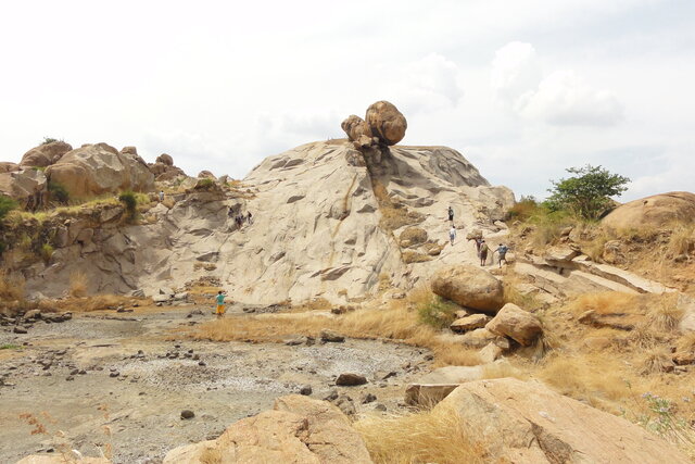 Das Bild zeigt eine felsige und wüstenartige Landschaft