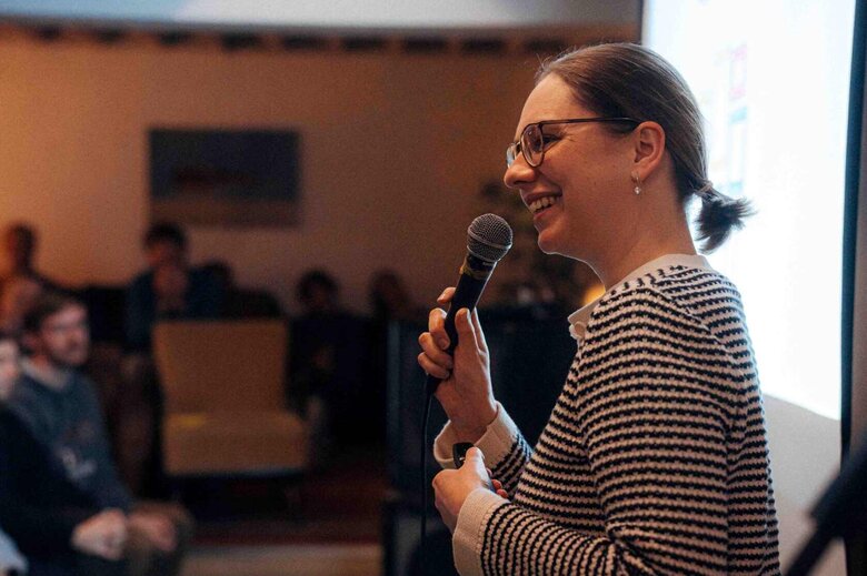 Zu sehen ist Prof. Marita Friesen beim Science Slam während ihrer Präsentation.
