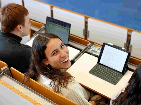 Eine Studentin der PHHD sitzt in einer Vorlesung im Altbau.