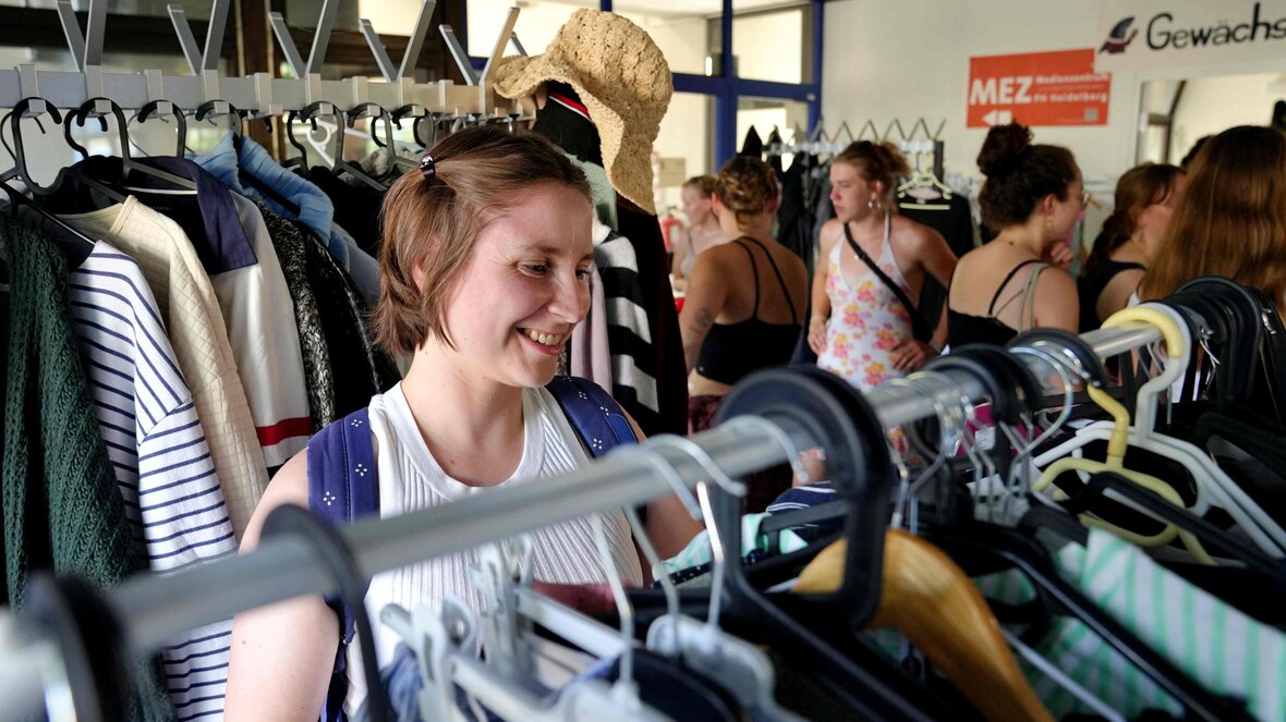 Eine junge Frau besucht den Flohmarkt im Neubau der PHHD.