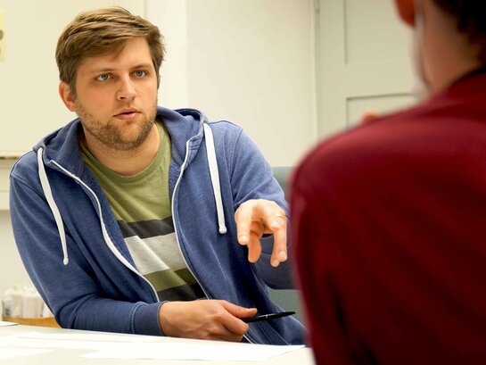 Das Foto zeigt ein Gespräch zwischen David Dörrer und einer weiteren Person.