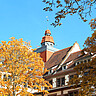Das Symbolfoto zeigt den Turm am Hochschulstandort Keplerstraße im Herbst.