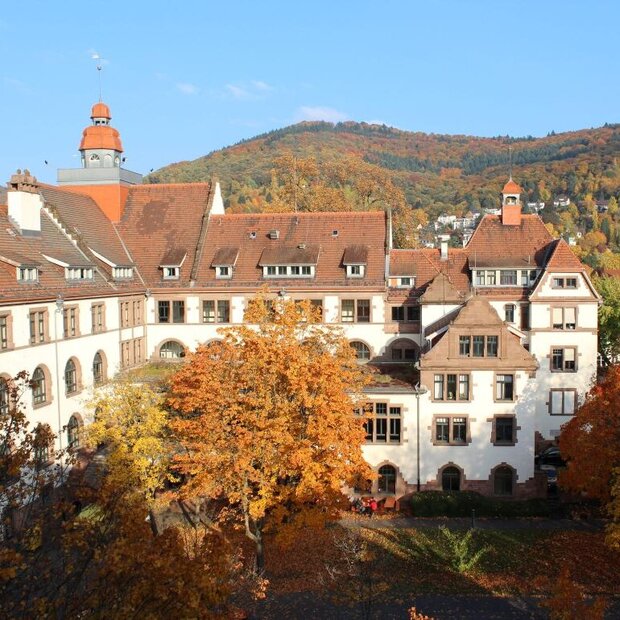Der Altbau im Herbst