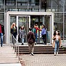 Studierende vor dem Eingang des Hörsaalgebäudes im Neuenheimer Feld 561