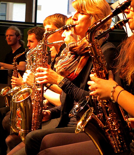 Musiker:innen der Jazz-Bigband