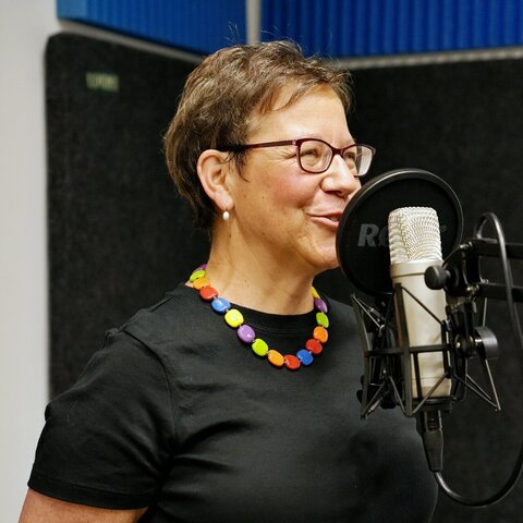Zu sehen ist Irene Berti am Mikrofon im Podcast-Studio der PH Heidelberg.