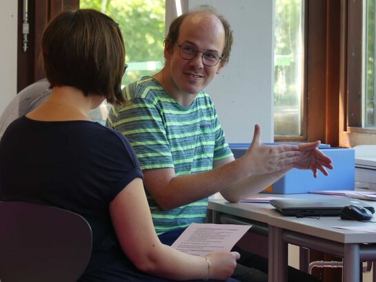 Das Bild zeigt die Bildungsfachkraft Thilo Krahnke im Gespräch mit einer Frauke. Sie sprechen über Träume, Vorurteile und den Glauben an sich selbst.