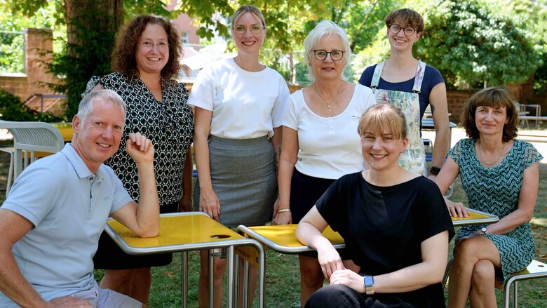 Teamfoto des Studienbüros im Innenhof Altbau