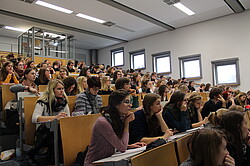 Das Foto zeigt Studierende im Hörsaal.