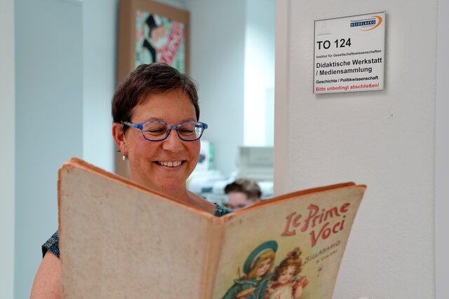 Foto der Dozentin mit dem Buch