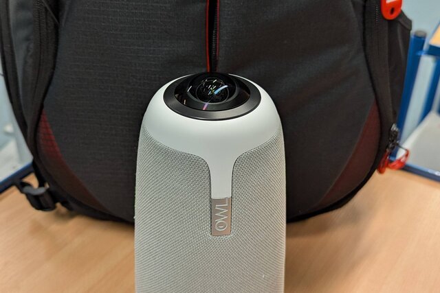 Eine Meeting Owl Videokonferenzanlage mit Rucksack 