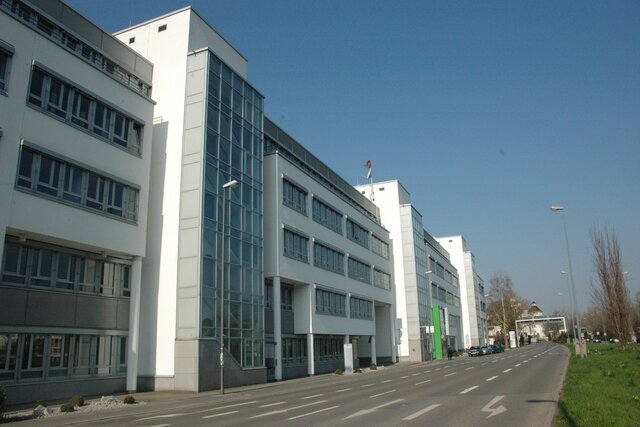 Außensicht des gesamten Gebäudes im Czernyring.