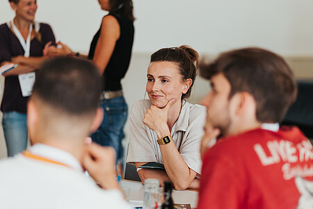 Schmuckgrafik: Gründungsberaterin Lilli Leirich beim educon Bildungshackathon