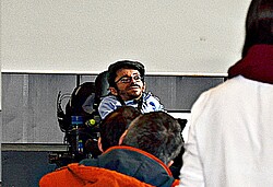 Raúl Aguayo-Krauthausen im Rollstuhl sitzend.