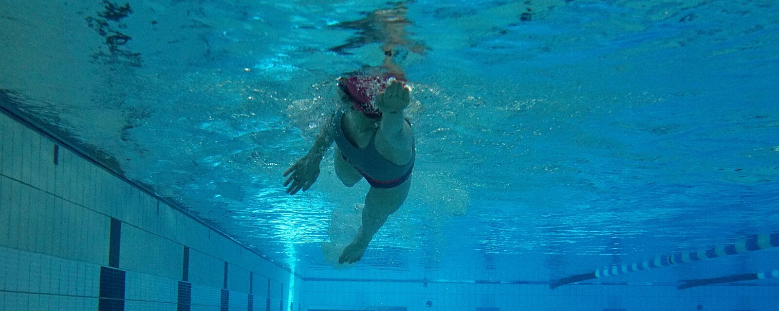 Eine Teilnehmerin des Hochschulsports Heidelberg schwimmt im Schwimmbecken. 