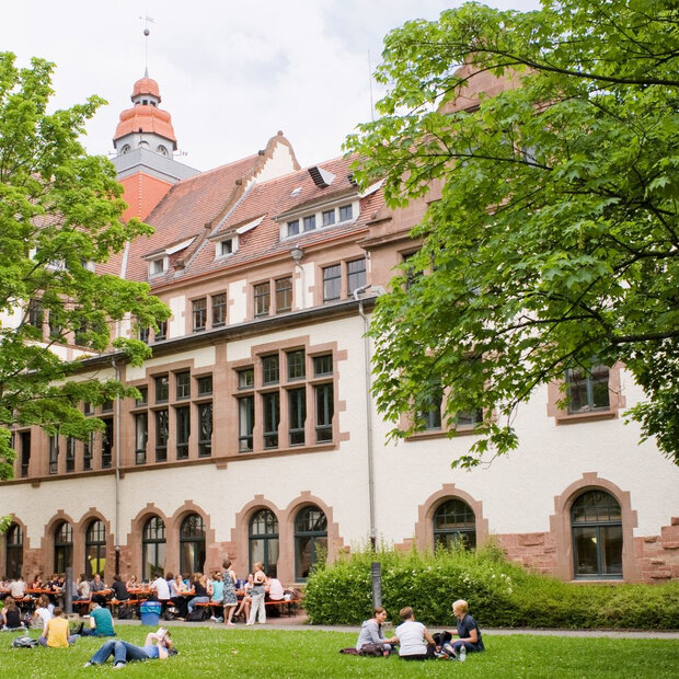 Der Innenhof des Altbaus im Sommer