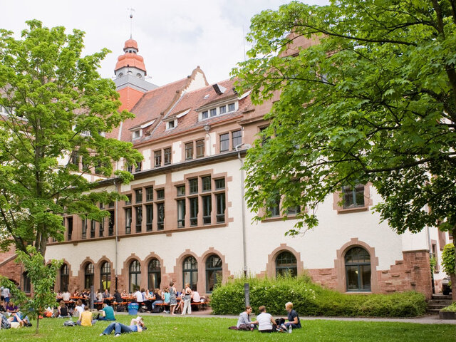 Der Innenhof des Altbaus im Sommer