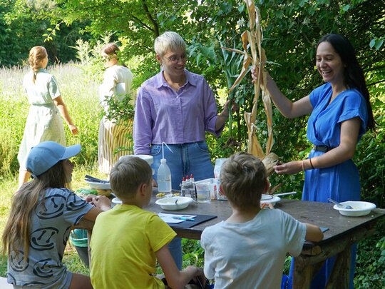 [Übersetzen nach: English] Studierende und Lehrende der Pädagogischen Hochschule Heidelberg lehren Schüler:innen nachhaltige Themen im Ökogarten.