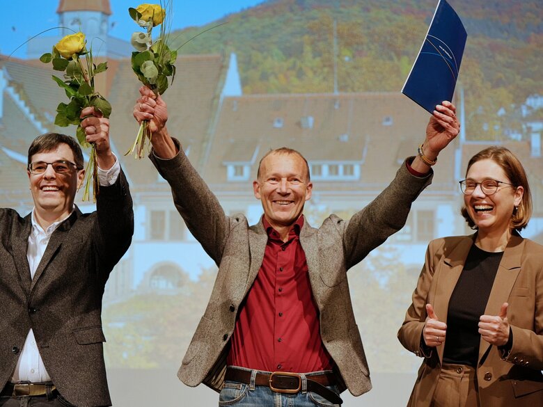 Andreas Spiziali und Manfred Seidenfuß freuen sich sichtlich über den Forschungsförderpreis 2025. Prorektorin Friesen freut sich mit.