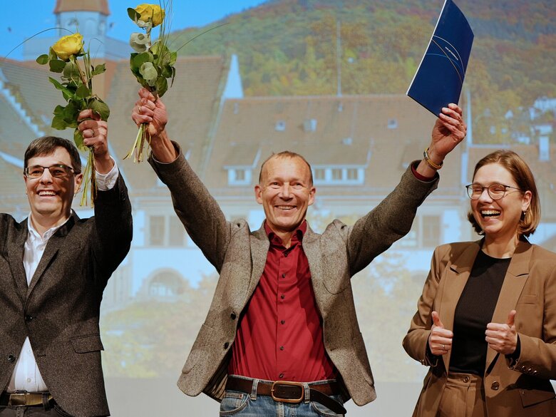 Andreas Spiziali und Manfred Seidenfuß freuen sich sichtlich über den Forschungsförderpreis 2025. Prorektorin Friesen freut sich mit.