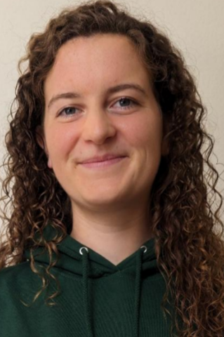 Zu sehen ist ein Protraitfoto von Alumna Silke Kim Fischer.