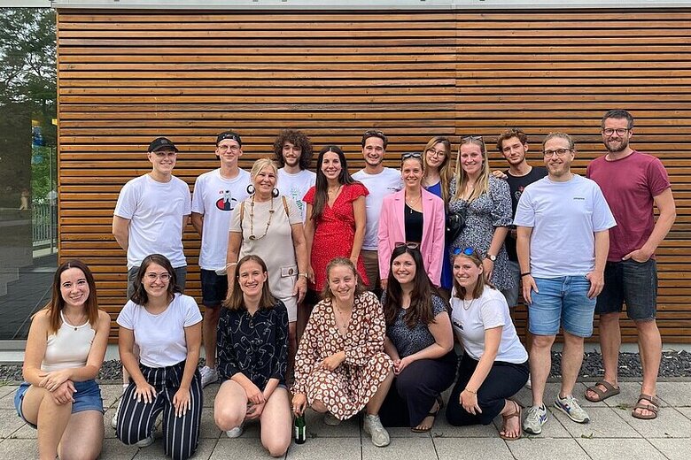 Zu sehen sind Studierende des Fachs Politik auf einem Gruppenfoto.