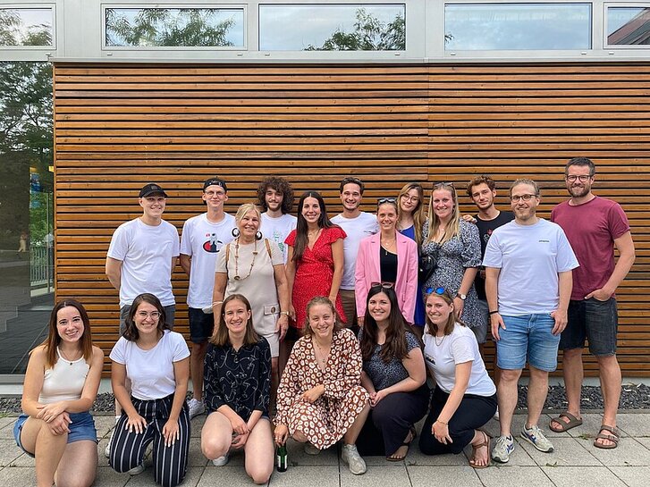 Zu sehen sind Studierende des Fachs Politik auf einem Gruppenfoto.